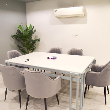 Luxe Suites Bahria Town Лахор Экстерьер фото