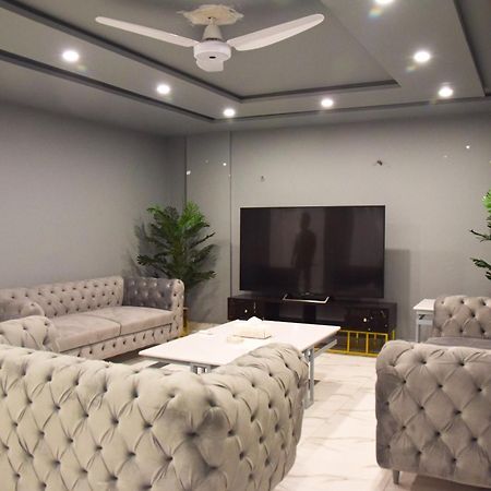 Luxe Suites Bahria Town Лахор Экстерьер фото