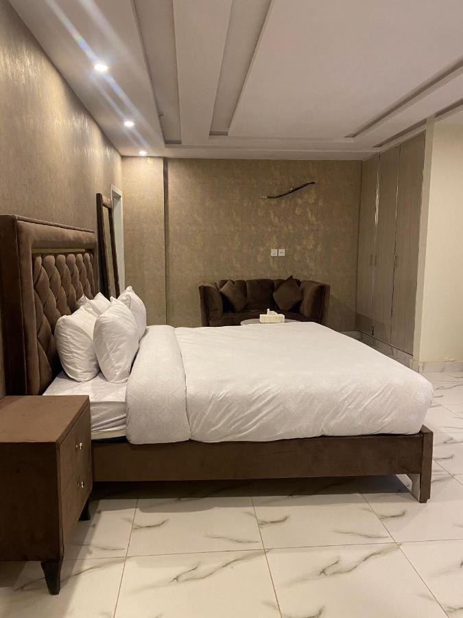 Luxe Suites Bahria Town Лахор Экстерьер фото