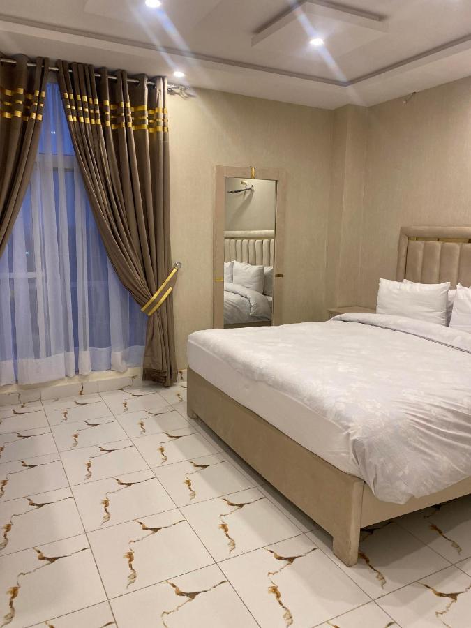 Luxe Suites Bahria Town Лахор Экстерьер фото