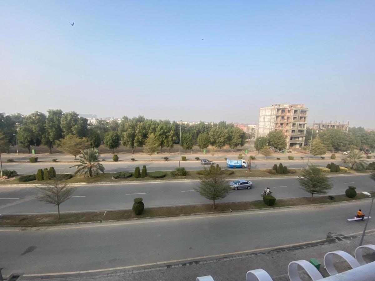 Luxe Suites Bahria Town Лахор Экстерьер фото