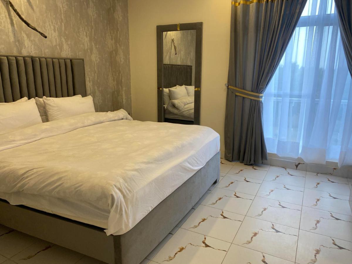 Luxe Suites Bahria Town Лахор Экстерьер фото