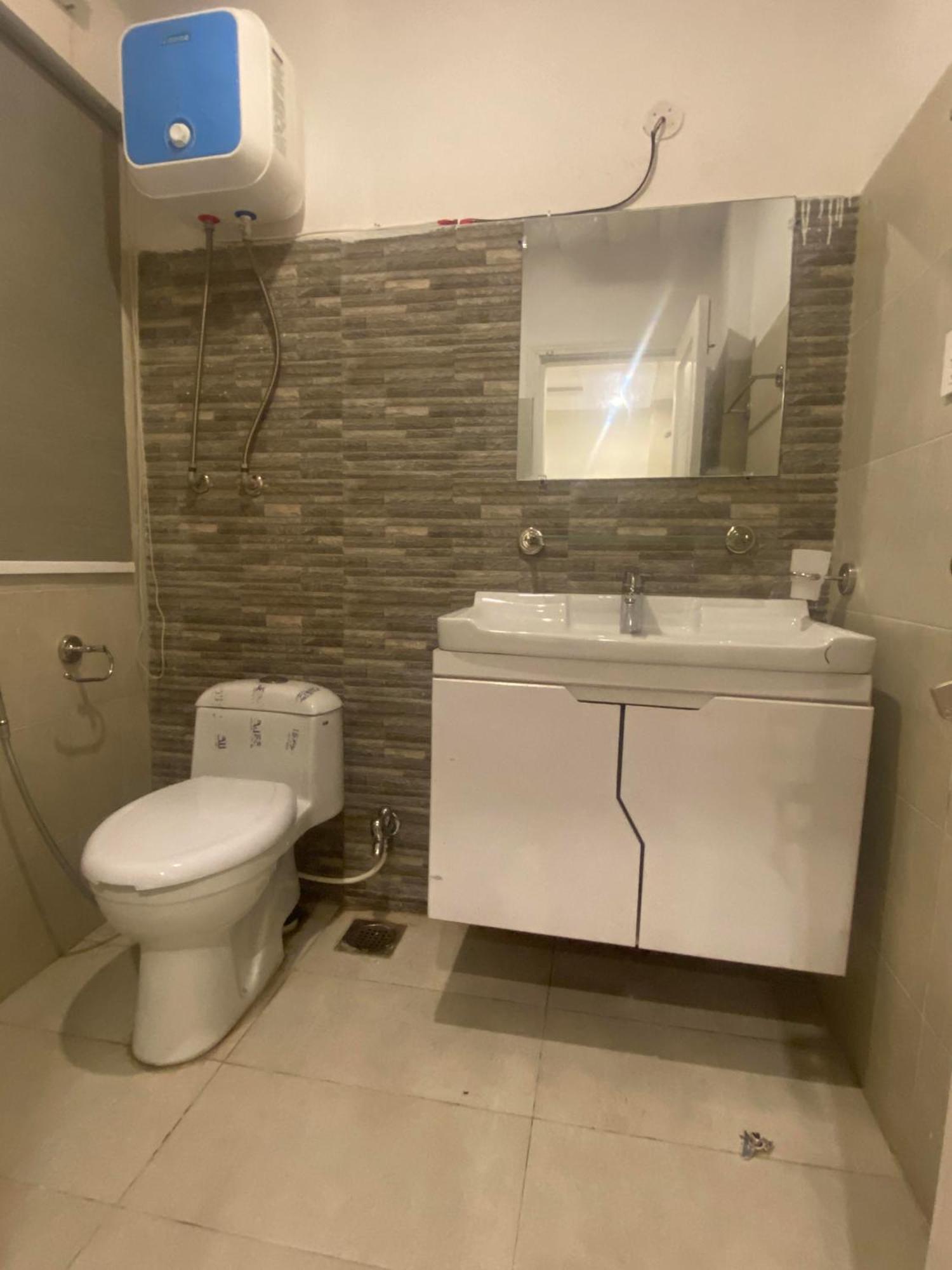 Luxe Suites Bahria Town Лахор Экстерьер фото