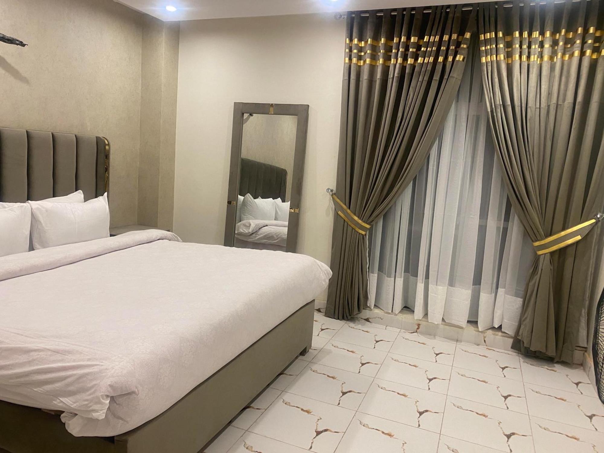 Luxe Suites Bahria Town Лахор Экстерьер фото