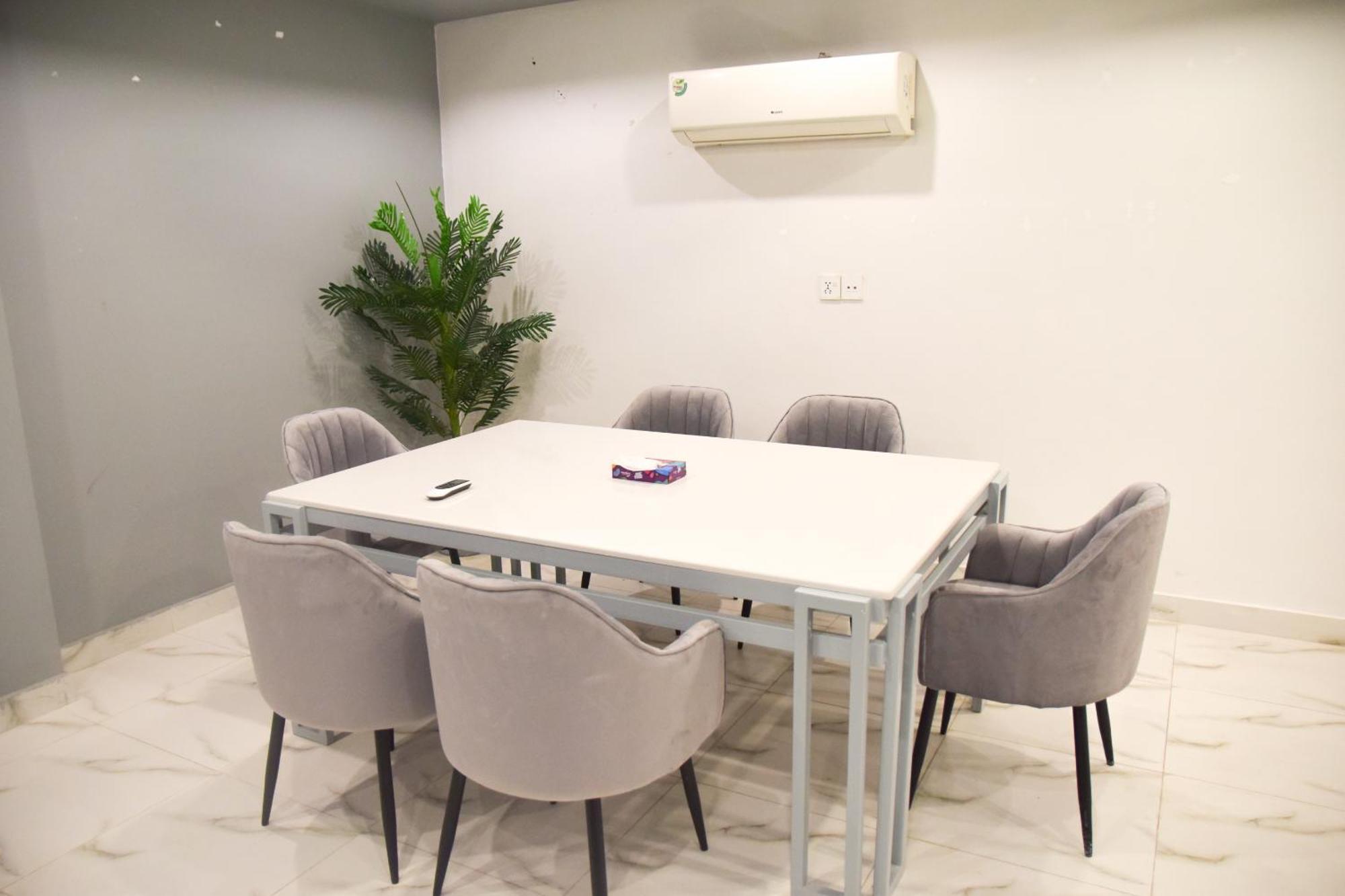 Luxe Suites Bahria Town Лахор Экстерьер фото